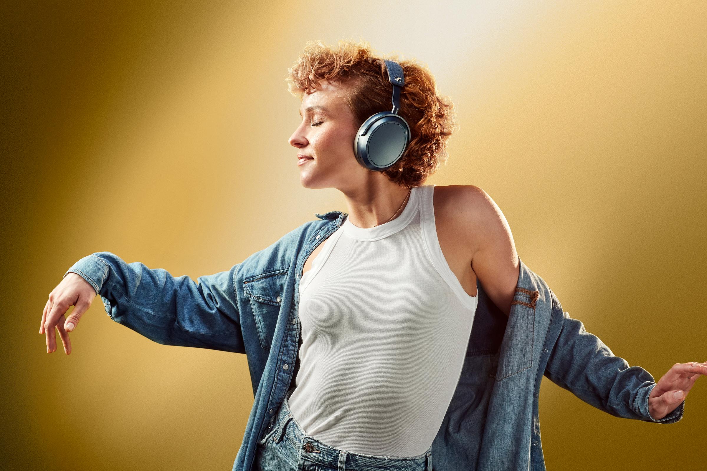 ゼンハイザー MOMENTUM 4 ワイヤレス デニム Bluetooth ヘッドホン ライフスタイル画像